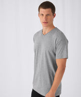 B&C Exact v-neck — lifestyle
