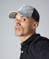 Camo snapback trucker — lifestyle