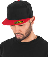 Premium 210 fitted 2-tone (6210T) — lifestyle