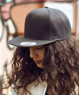 5-Panel retro trucker cap (6506) — lifestyle 2